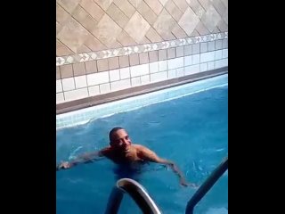 video from insta - spanish tiger bathes